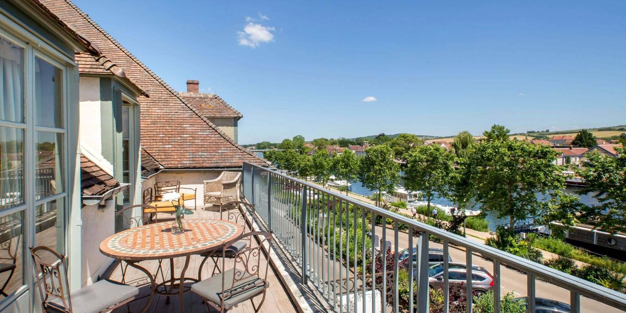 Terrasse panoramique avec vue sur l'Yonne